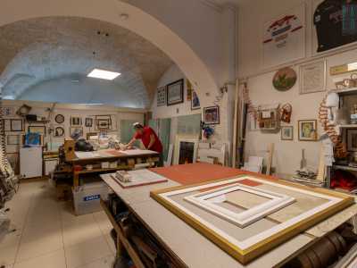 ...ospita al piano terra i laboratori dell�azienda di cornici Corallo, avviata 50 anni fa da Gianni Corallo e gestita oggi dal nipote Gianluca